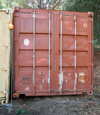 2 Ton Chain Hoist
                Lifting one end of empty shipping container