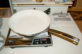 Burton 6200
                  Induction Cook Top Twizt 12" Fry Pan Boiling 1
                  Cup of water